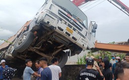 Xe bơm bê tông bị lật, 2 công nhân thương vong