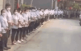 Video: Xúc động khoảnh khắc hơn 500 học sinh cầm hoa cúc trắng xếp hàng tiễn đưa cô giáo