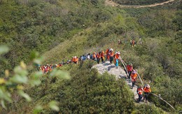 Gần 600 người chinh phục đỉnh Fansipan để làm một việc ít người nghĩ tới khi leo núi