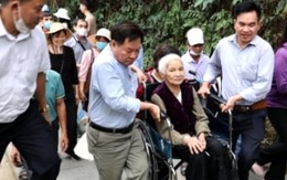 Hai con khiêng mẹ 87 tuổi vượt gần 500 bậc đá lên đỉnh núi dâng hương Vua Hùng
