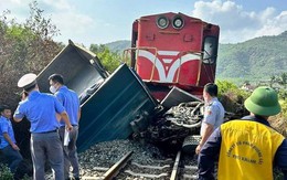 Đường sắt qua Khánh Hòa tê liệt nhiều giờ
