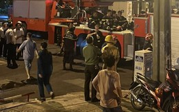 Cháy chung cư ở quận 10, 13 xe chữa cháy đến hiện trường.