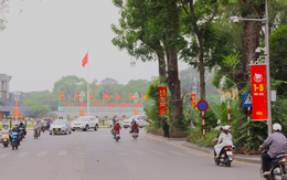 Đường phố Thủ đô trang hoàng rực rỡ chào mừng lễ 30/4 - 1/5