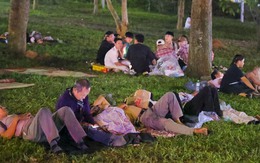 Du khách ngủ ngoài trời chờ ngày dâng hương, hành lễ tại đền Hùng