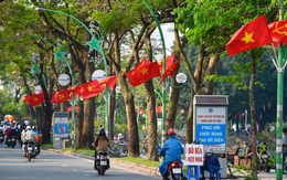 Đường phố Thủ đô rực rỡ cờ đỏ sao vàng chào mừng 48 năm ngày Giải phóng miền Nam