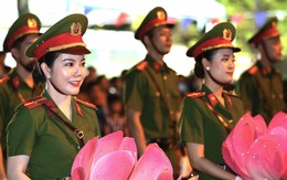 Hình ảnh nữ công an xinh đẹp cùng đoàn nhạc biểu diễn trên đường phố Đà Nẵng