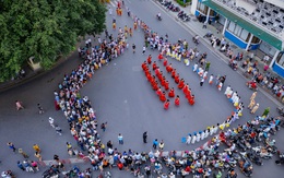 'Đại tiệc' nghệ thuật trên đường phố Huế hút khách ngày đầu nghỉ lễ