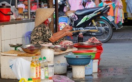 Khách vơi quá nửa, tiểu thương các chợ "ngồi… ngáp cả ngày"