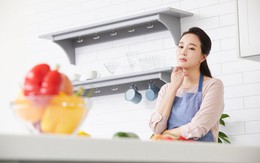 Tá hỏa khi mở tủ lạnh nhà chị dâu để tìm nước uống
