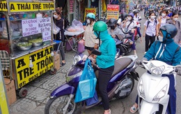 Chàng trai bán 500 phần chân gà xốt Thái/ngày, khách đến mua xếp hàng dài