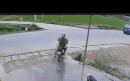 Video: Nhanh vài giây, xe máy bị ô tô húc văng xuống mương nước