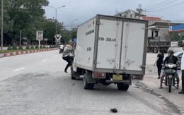 Video: Nam thanh niên đu mình trên cửa kính xe tải, chặn đường đánh tài xế