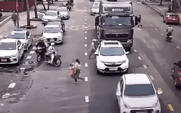 Video: Đi vào điểm mù của xe tải, người phụ nữ tử vong thương tâm