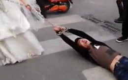 Chú rể bị cô dâu hung hãn dùng dây xích kéo đến đám cưới vì cố bỏ trốn