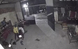 Camera ghi cảnh trộm 3 xe máy ở TPHCM lúc rạng sáng