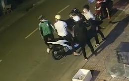 2 thiếu niên mặc quần áo chống nắng dùng dao chém người, cướp xe máy