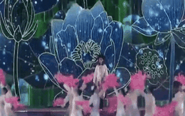 Hoa hậu Thiên Ân ngã dúi dụi khi diễn áo dài trên sóng trực tiếp