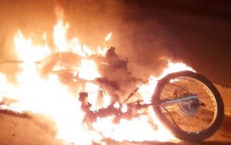 Thanh niên quê Đắk Lắk chửi bới, la hét rồi đốt xe máy tại Long An