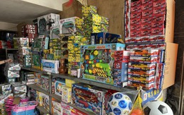 Hà Nội: Mua hàng ngàn đồ chơi không rõ nguồn gốc để kiếm lời từ trẻ em trong xóm