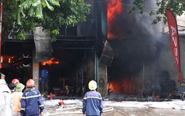 Cháy cơ sở sửa chữa lốp ô tô ở Hà Nội, khói bốc lên đen kịt