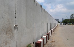 Hà Nội: Hàng rào bê tông "mọc" giữa đường vành đai 2.5 khiến người dân gặp nhiều bất tiện