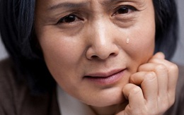 Người phụ nữ 70 tuổi bật khóc khi cầm trên tay giấy chứng nhận ly hôn