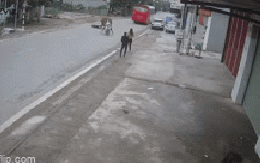 Ngã văng xuống đường, người đàn ông chở vải ôm đầu nhìn hiện trường