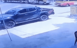 Video: Kinh hoàng khoảnh khắc xe bồn lật nghiêng đè bẹp xe máy và xe bán tải