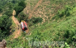 Ô tô chở hơn 30 người lao xuống vực, 2 người bị gãy chân