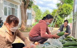 Người dân tình nguyện nấu cơm tặng các chiến sĩ truy quét kẻ gây án tại Đắk Lắk