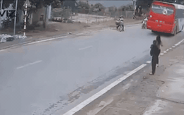 Video: Mắc lỗi ngớ ngẩn khi qua đường, người phụ nữ gây họa cho "người vận chuyển" vải thiều