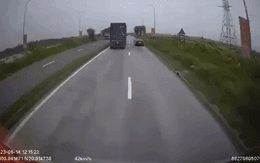 Video: Khoảnh khắc xe đầu kéo tông thẳng vào ô tô con khiến chiến sĩ CSGT tử vong tại Hà Nam