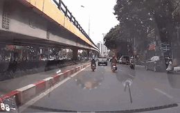 Video: Rẽ trái bất ngờ, xe bán tải gây họa cho tài xế xe máy