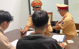 Xử phạt 2 thanh niên phóng xe vào làn ô tô, vượt đèn đỏ dẫn đường xe cứu thương