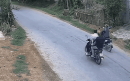 Video: Pha lấn làn cực nguy hiểm, 2 người đi xe máy phải trả giá cực đắt