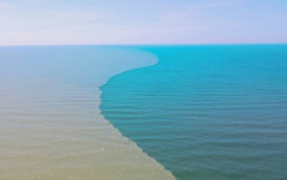 Hiện tượng kỳ thú nước biển Sầm Sơn chia thành 2 màu xanh – vàng rõ rệt, rất đẹp và lý giải của người dân nơi đây