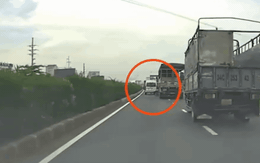 Video: Pha xử lý 'khó đỡ' của xe tải khiến xe ô tô con bị húc văng lên dải phân cách