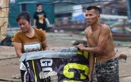 Xóm phao nay nổi mai mắc cạn khi mực nước sông Đà lên xuống thất thường