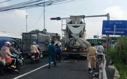 Xe bồn lao vào đám đông đang dừng đèn đỏ ở Bình Chánh