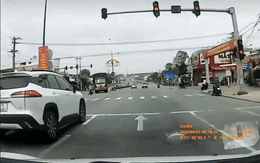 Video: Khoảnh khắc xe ô tô bị xe tải tông mạnh từ phía sau khi dừng đèn đỏ