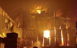 Nhà xưởng chứa mút xốp bị thiêu rụi trong đêm ở TP.HCM