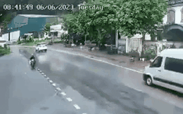 Video: Vào cua tốc độ cao, xe container mất lái hất văng xe CSGT