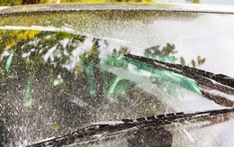 Có nên dùng nước lã thay nước rửa kính ô tô?