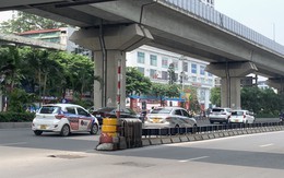 Sau gần một năm thí điểm, cột phân làn gãy đổ, người dân vẫn mạnh ai nấy đi trên đường Nguyễn Trãi