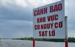 Sạt lở trong đêm, 8 nhà dân bị nhấn chìm xuống sông Cần Giuộc