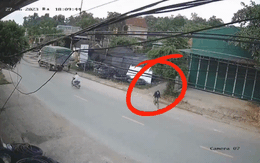 Video: Cậu bé đi xe đạp 'tạt đầu' xe tải và hành động sau đó khiến người xem trầm trồ