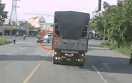Video: Cú chuyển hướng hồn nhiên khiến nữ tài xế suýt mất mạng dưới gầm xe tải