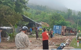 Mất lái khi đổ đèo, xe đầu kéo đâm vào xe bus đỗ trong sân nhà