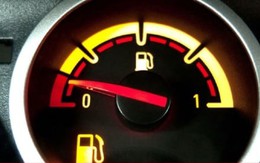 Kim xăng chạm vạch đỏ, ô tô có thể đi được thêm bao nhiêu km?