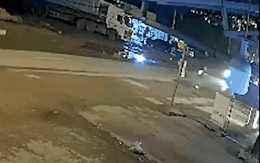 Video: Khoảnh khắc xe máy chở 3 người tông trực diện vào ô tô ở Chương Mỹ